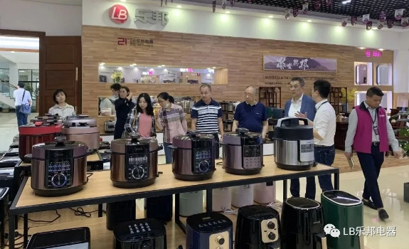 中國家用電器協(xié)會理事長蒞臨我司視察